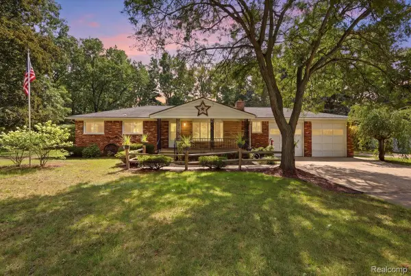 9985 Cedar Island RD, WhiteLake, MI 48386