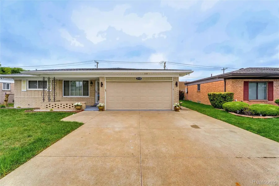 35185 Marina DR, Sterling Heights, MI 48312 - #2