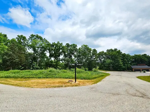10537 OAK FOREST DR, SouthLyon, MI 48178