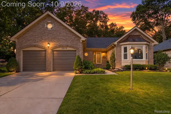 1676 Treeside DR, RochesterHills, MI 48307
