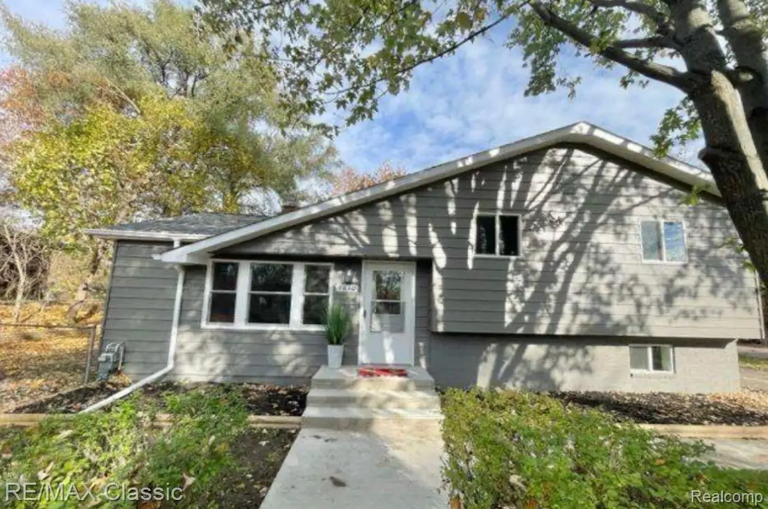5610 S Aylesbury DR, Waterford, MI 48327 - #1