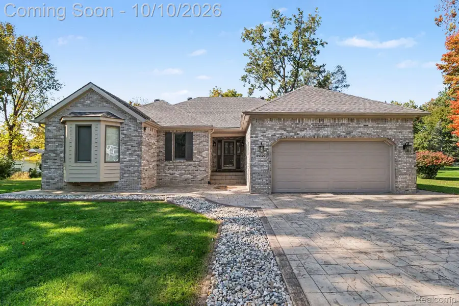 21329 Robinson ST, Farmington Hills, MI 48336 - #3