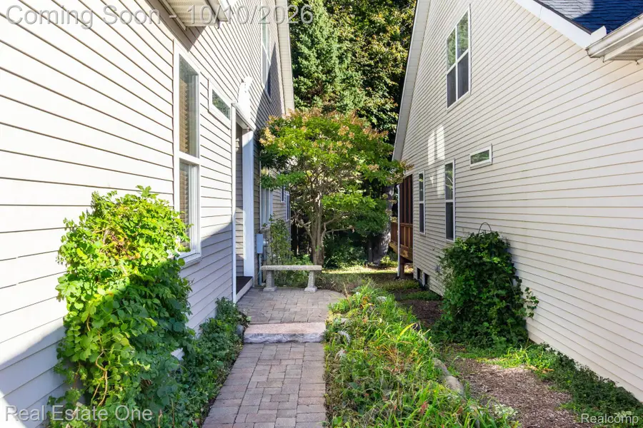 4004 Hillsdale DR, Auburn Hills, MI 48326 - #3