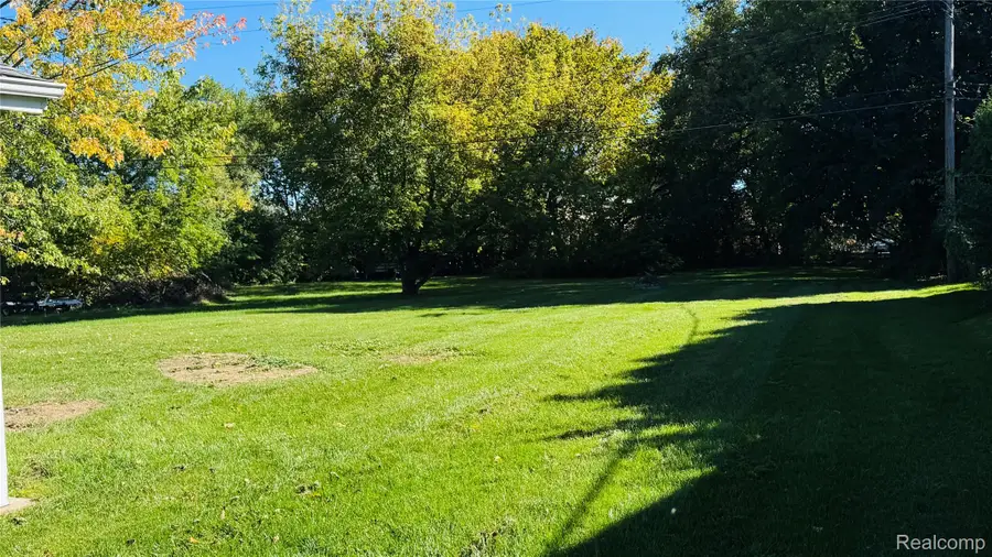 2570 Voorheis RD, Waterford, MI 48328 - #3