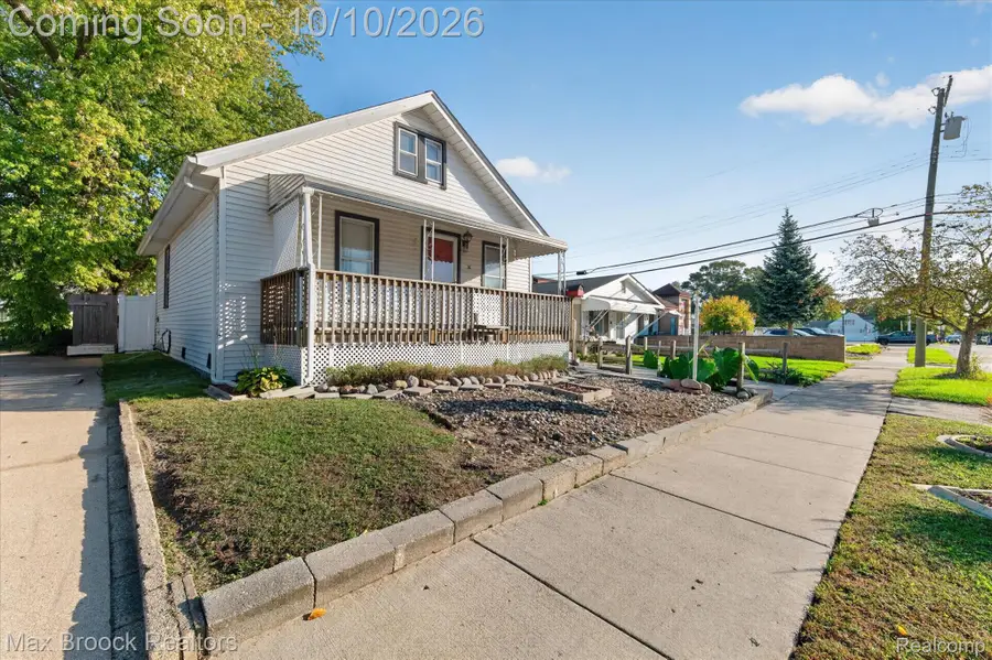 36 W Brickley AVE, Hazel Park, MI 48030 - #2