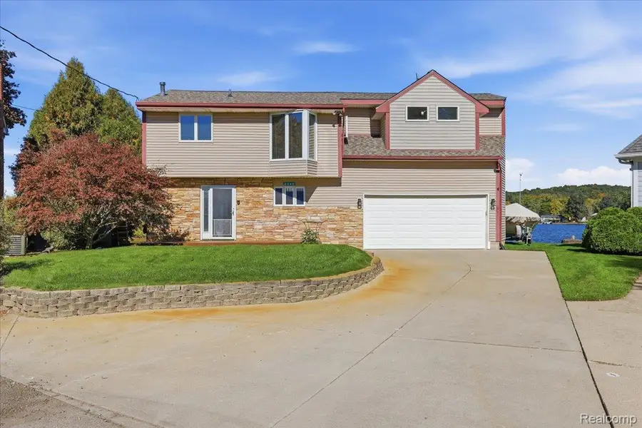 2245 Wiggen LN, White Lake, MI 48386 - #2