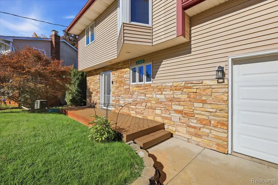 2245 Wiggen LN, White Lake, MI 48386 - #3
