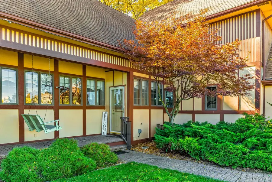 37275 Elizabeth LN, New Boston, MI 48164 - #2