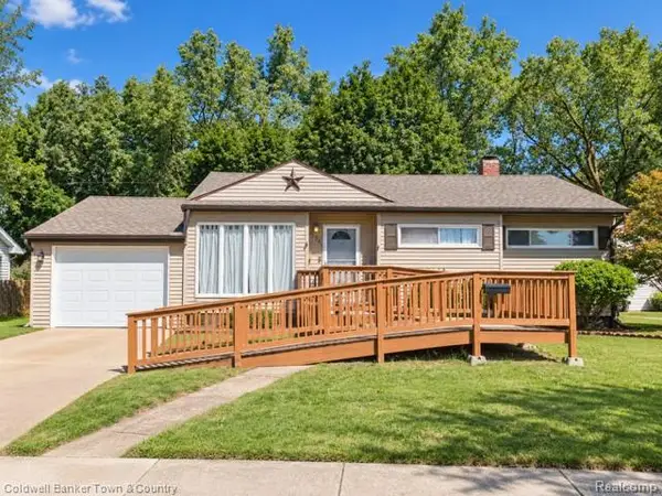 734 Elmwood DR, Fenton, MI 48430