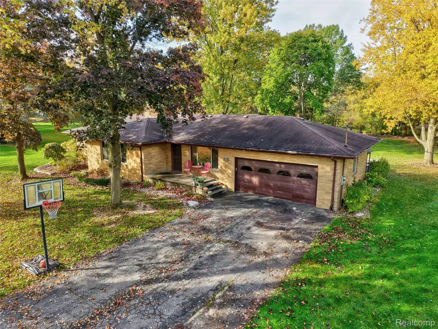 3142 Coin ST, Burton, MI 48519 - #2