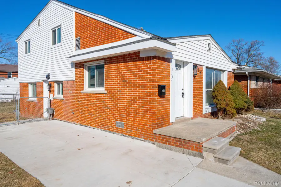 18327 E 13 MILE RD, Fraser, MI 48026 - #3