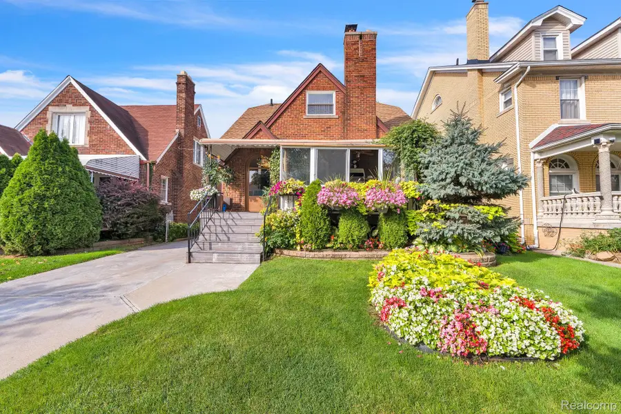 7533 Hartwell ST, Dearborn, MI 48126 - #2