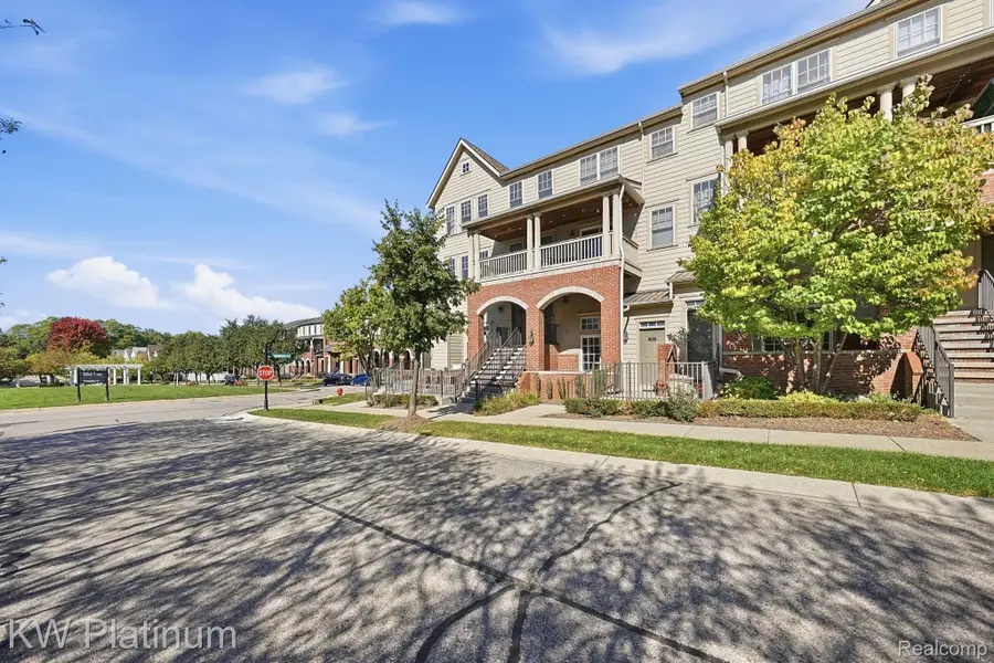 3913 Forester BLVD, Auburn Hills, MI 48326 - #2