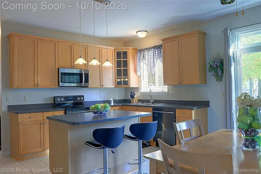805 Calgary ST, Auburn Hills, MI 48326 - #2