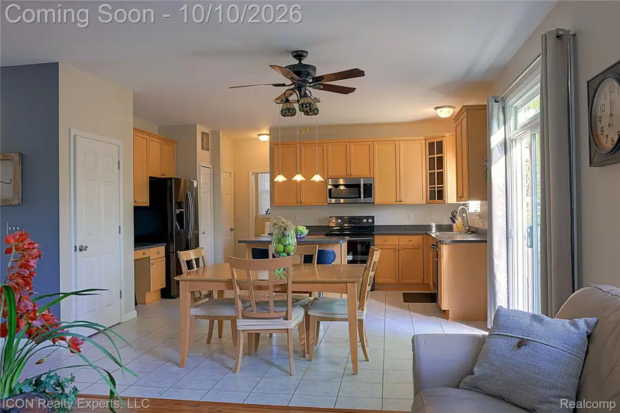 805 Calgary ST, Auburn Hills, MI 48326 - #3