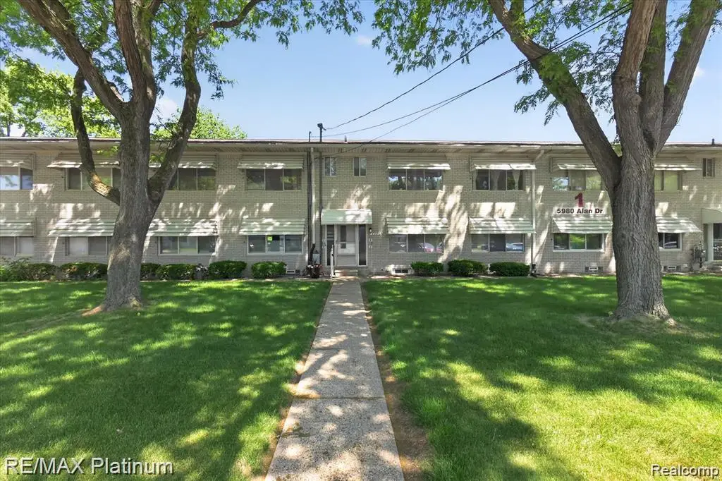 5980 ALAN DR 1 # 8, Brighton, MI 48116 - #1