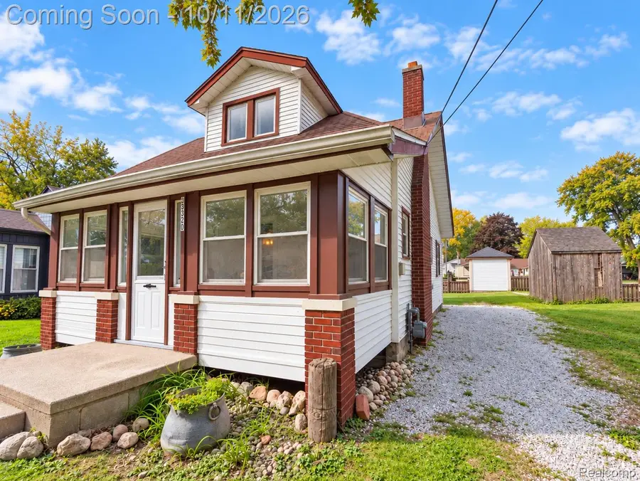 35330 Lake DR, Brownstown, MI 48173 - #2