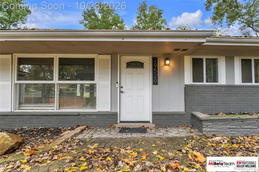 29529 Gilchrest ST, Farmington Hills, MI 48334 - #3