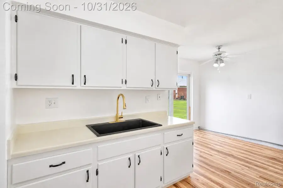 29044 Manchester ST, Westland, MI 48185 - #2