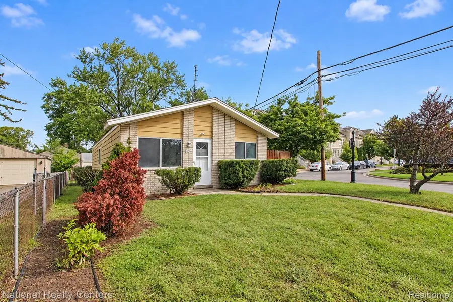 1069 Urbancrest DR, Troy, MI 48083 - #2