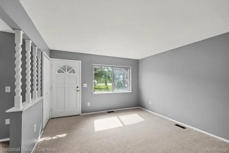 1069 Urbancrest DR, Troy, MI 48083 - #3