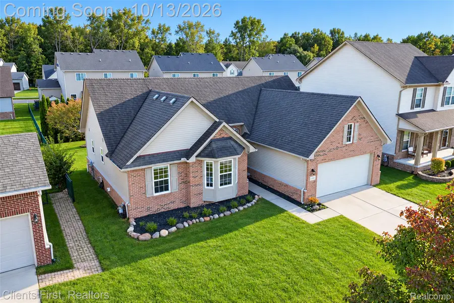 17417 Sunny Crest DR, Brownstown, MI 48174 - #2