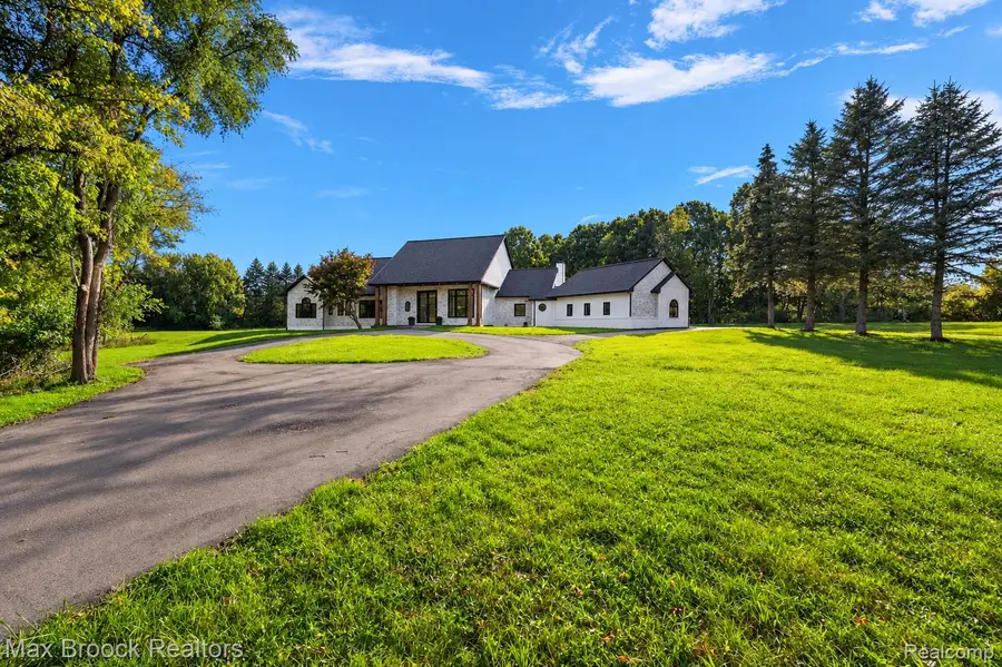 4597 Clarkston RD, Clarkston, MI 48348 - #2