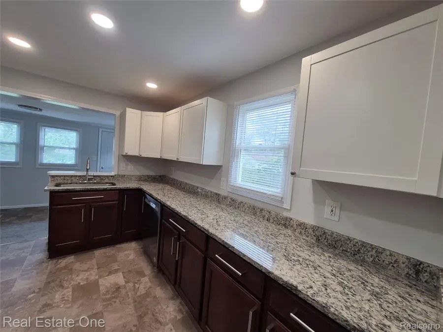 4995 Jackson ST, Dearborn Heights, MI 48125 - #3