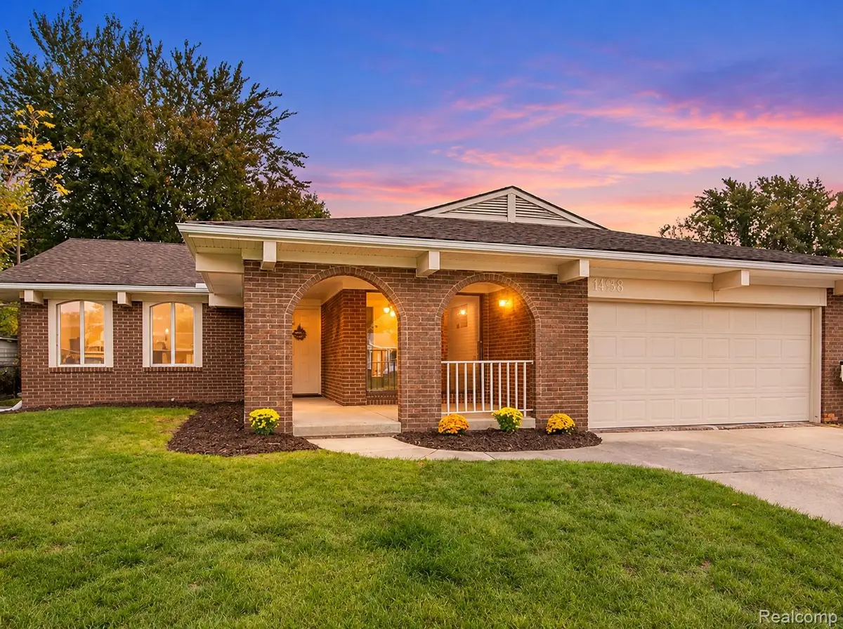 4136 Ironside DR, Waterford, MI 48329 - #1