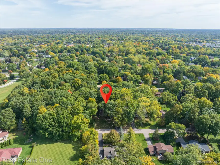 6482 Herbmoor ST, Troy, MI 48098 - #3