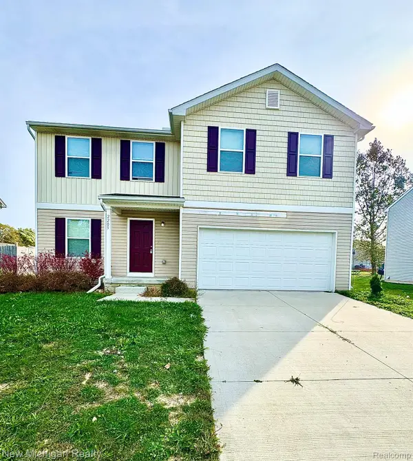 2205 Hunter LN, Burton, MI 48519