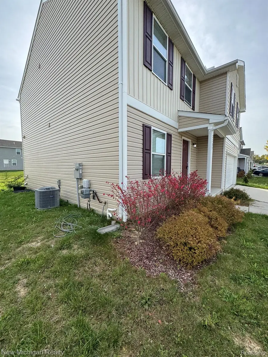 2205 Hunter LN, Burton, MI 48519 - #2