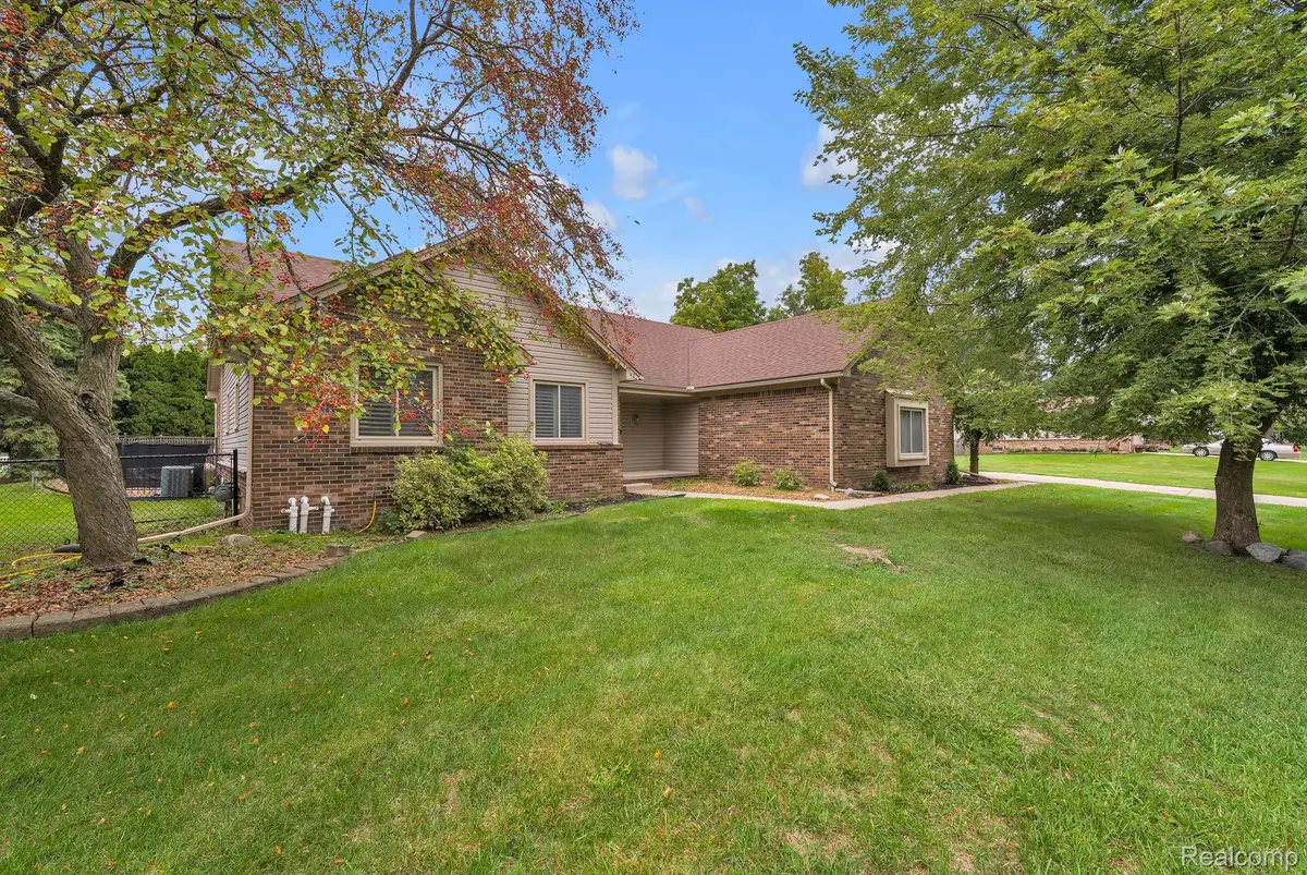 19157 Hillcrest ST, Livonia, MI 48152 - #1