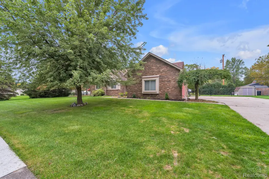 19157 Hillcrest ST, Livonia, MI 48152 - #2