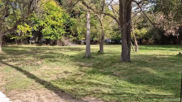 221 Hyatt Ln, Linden, MI 48451