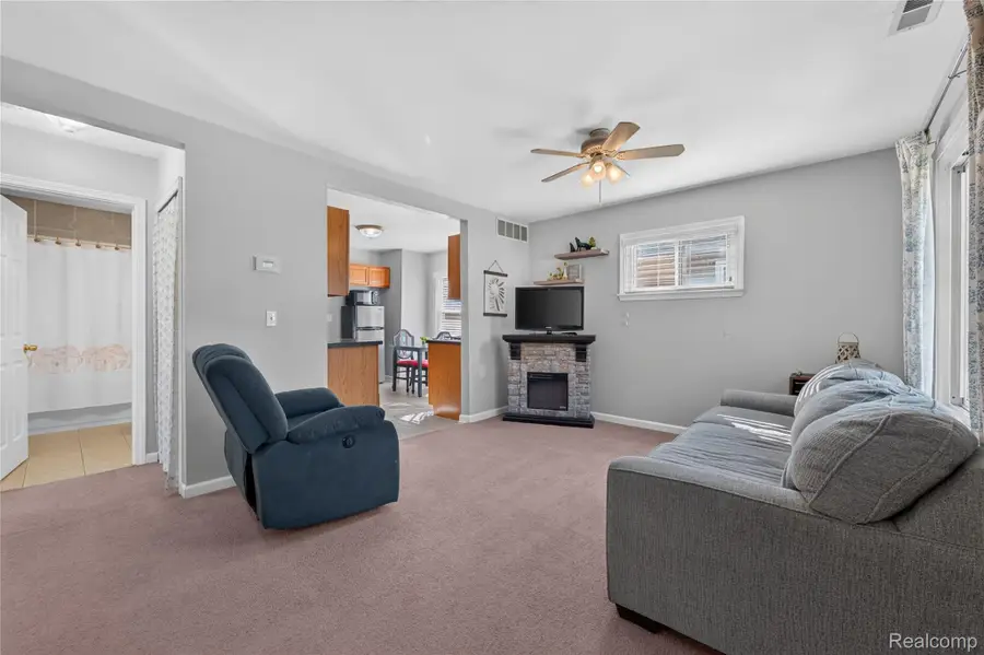 5661 Hipp ST, Dearborn Heights, MI 48125 - #3