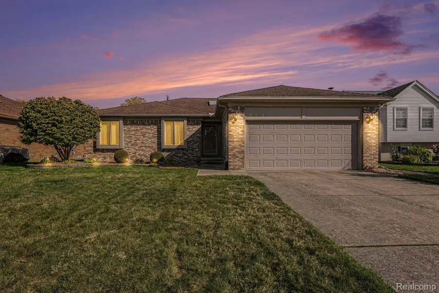 35662 Buxton DR, Sterling Heights, MI 48310 - #2