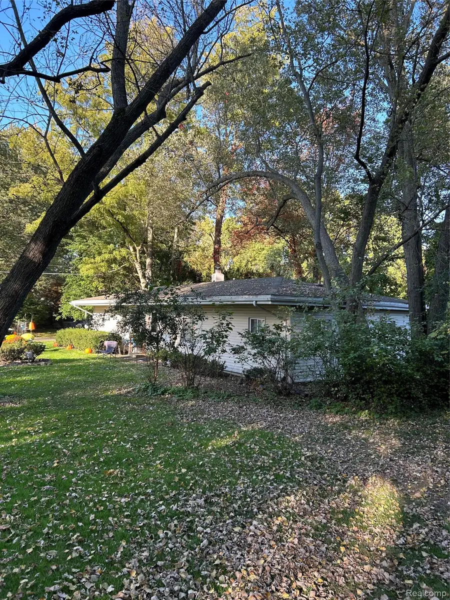 610 Cranbourne ST, Commerce Township, MI 48382 - #3