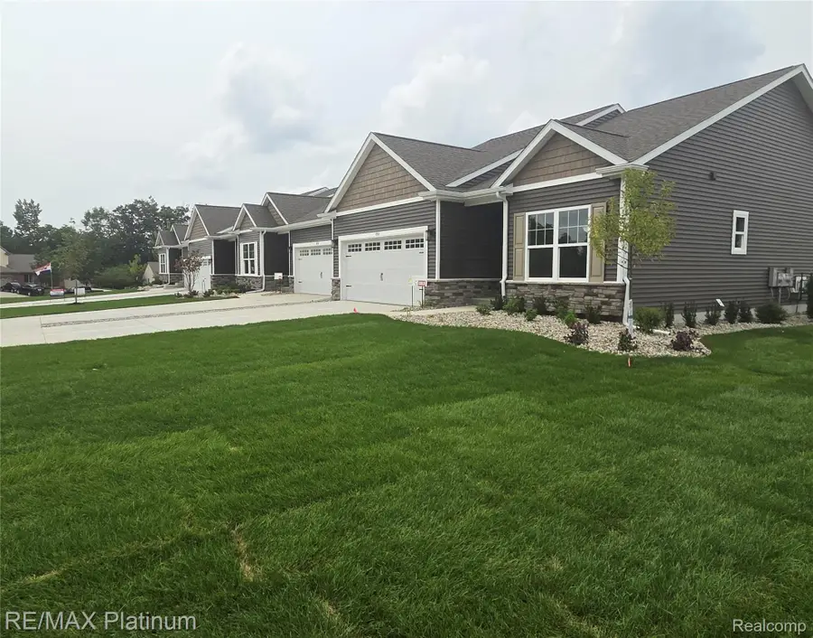 846 Oakwood CIR  # 40, Fenton, MI 48430 - #2