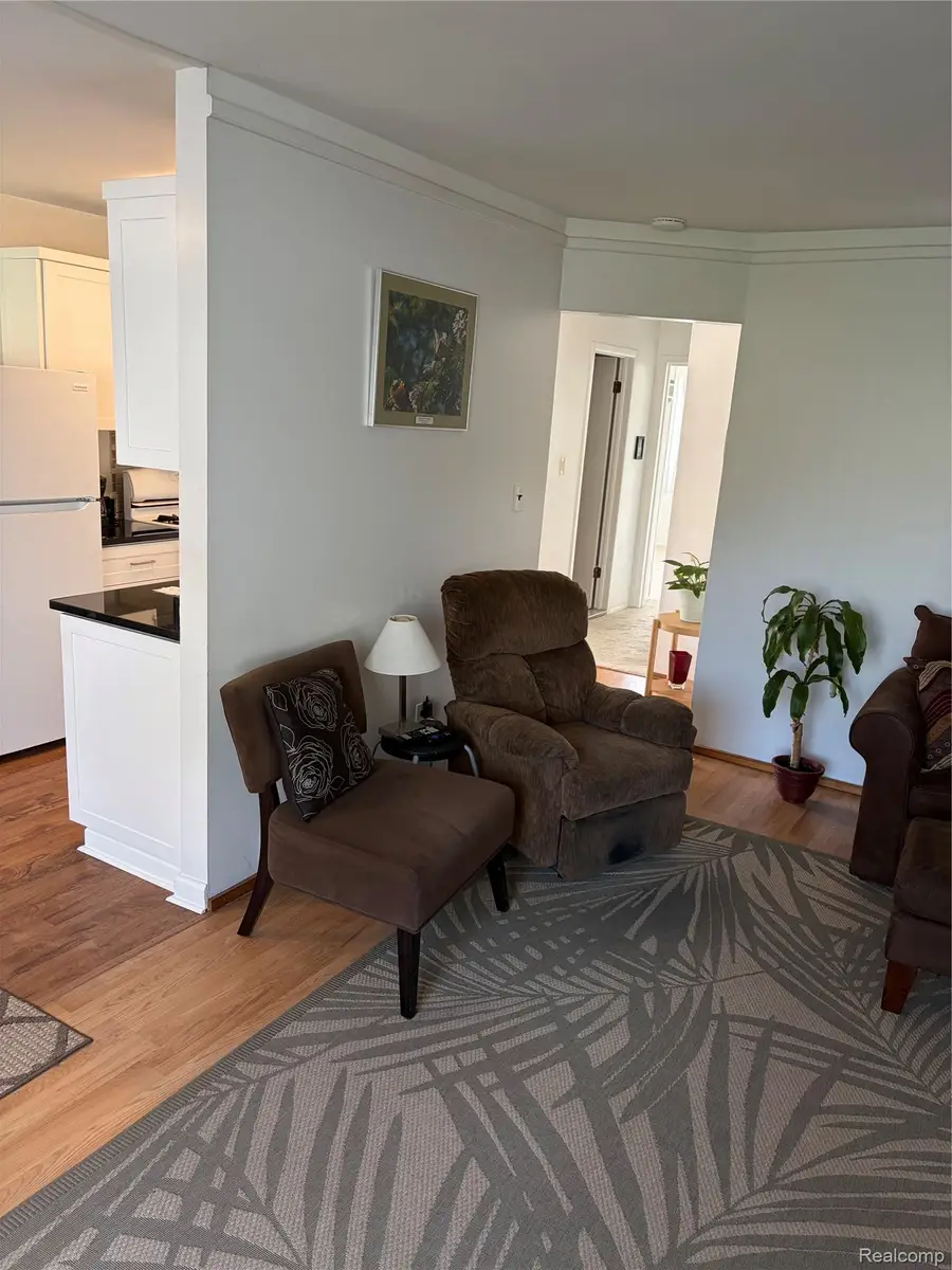 22274 Collette ST, Woodhaven, MI 48183 - #2