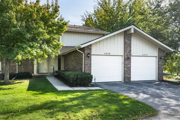 2921 Country Club DR, RochesterHills, MI 48309