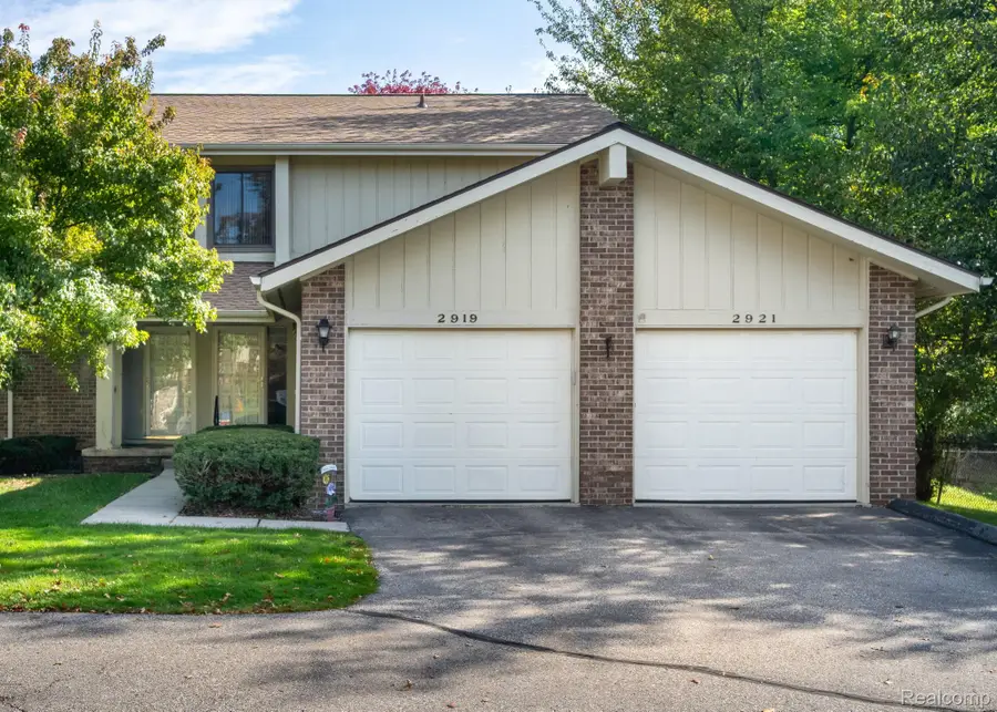 2921 Country Club DR, Rochester Hills, MI 48309 - #2