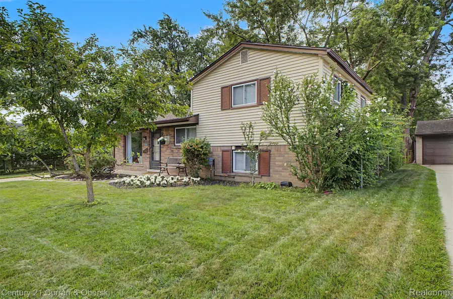 33223 Lynx ST, Westland, MI 48185 - #2
