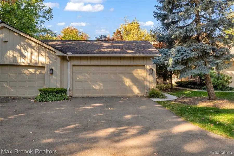 1168 Glenpointe CT, Bloomfield, MI 48304 - #2