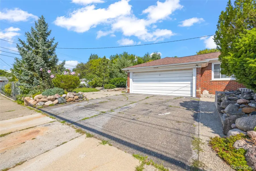 22405 Piper AVE, Eastpointe, MI 48021 - #3