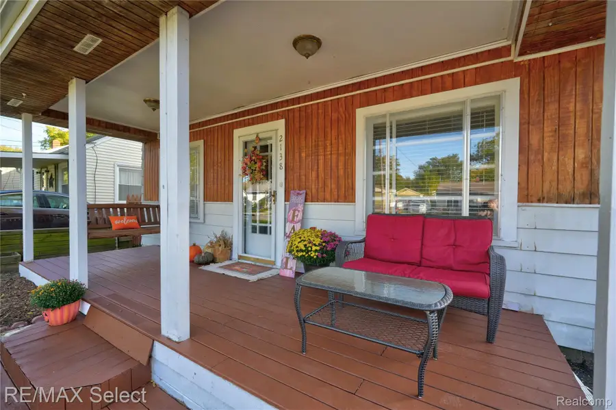 2138 E Schumacher AVE, Burton, MI 48529 - #3