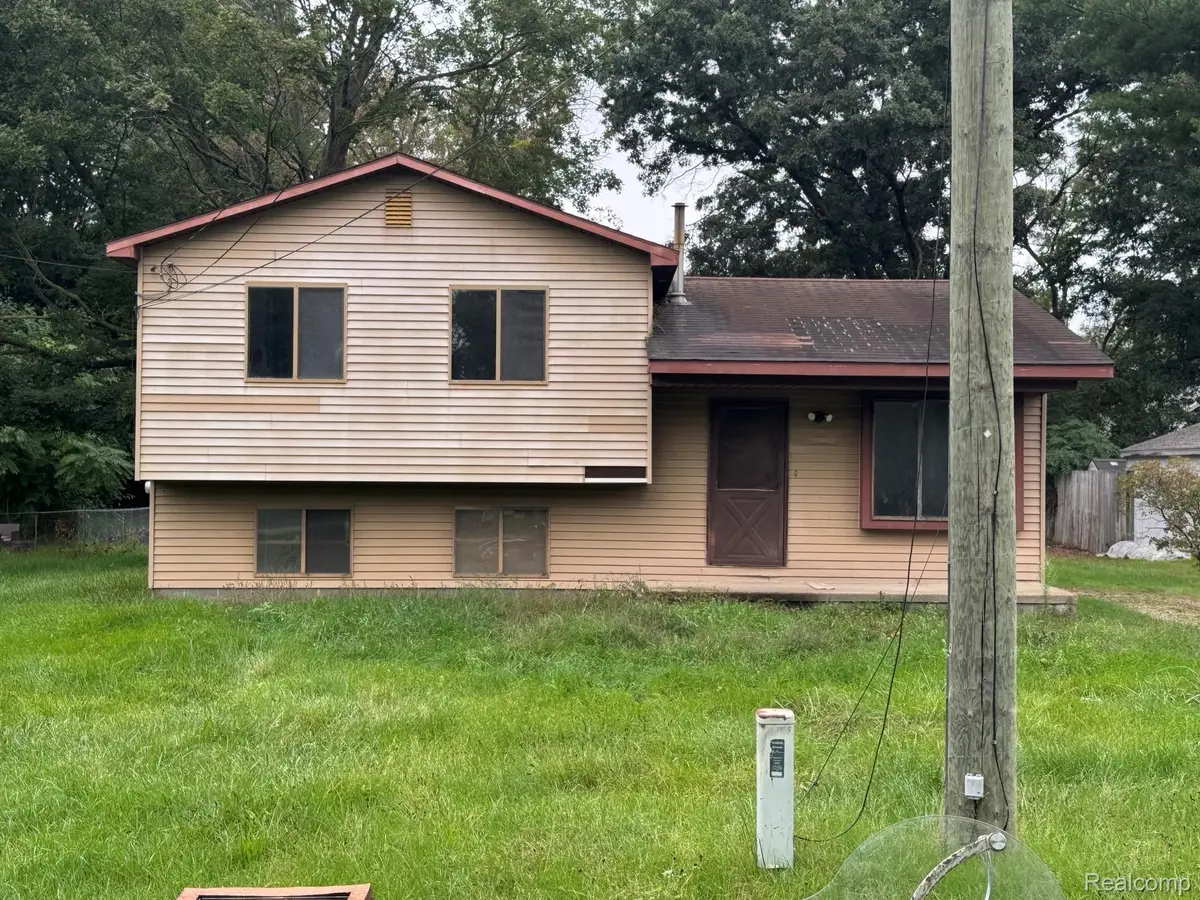 5705 Lake Grove DR, White Lake, MI 48383 - #1