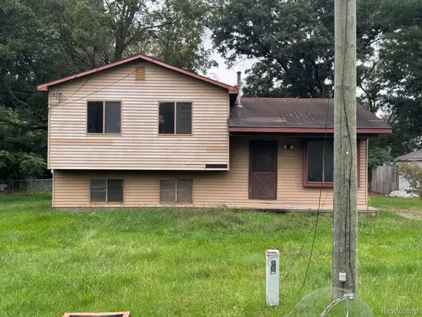 5705 Lake Grove DR, WhiteLake, MI 48383