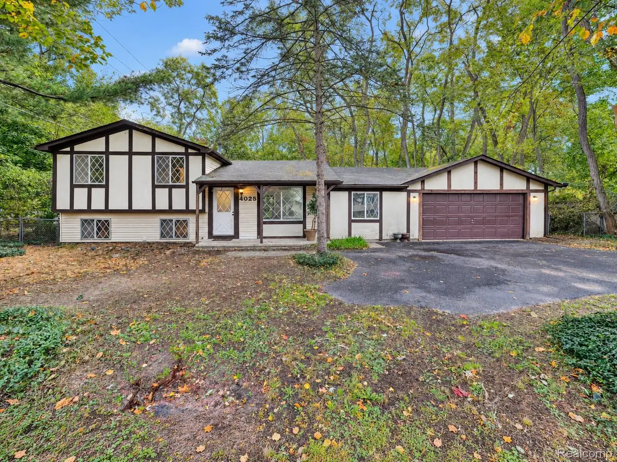 4025 Crystal ST, West Bloomfield, MI 48323 - #1