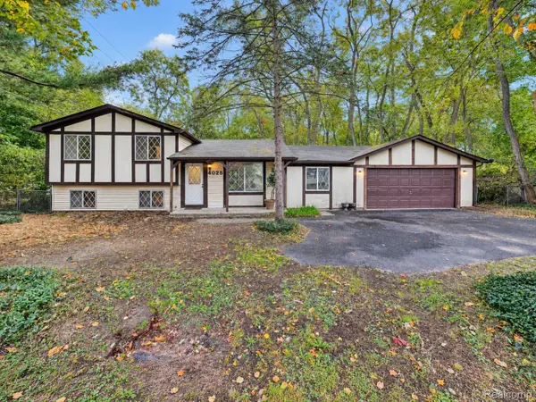 4025 Crystal ST, WestBloomfield, MI 48323